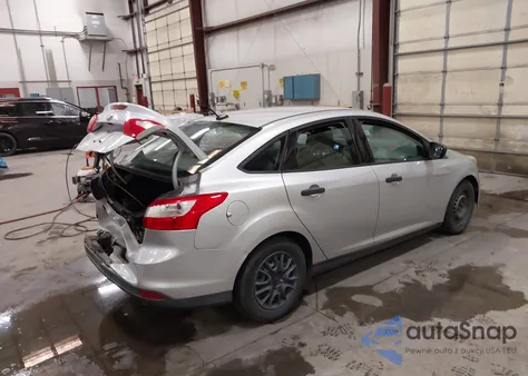 2013 Ford Focus S z USA, uszkodzony, nr VIN 1FADP3E21DL383952